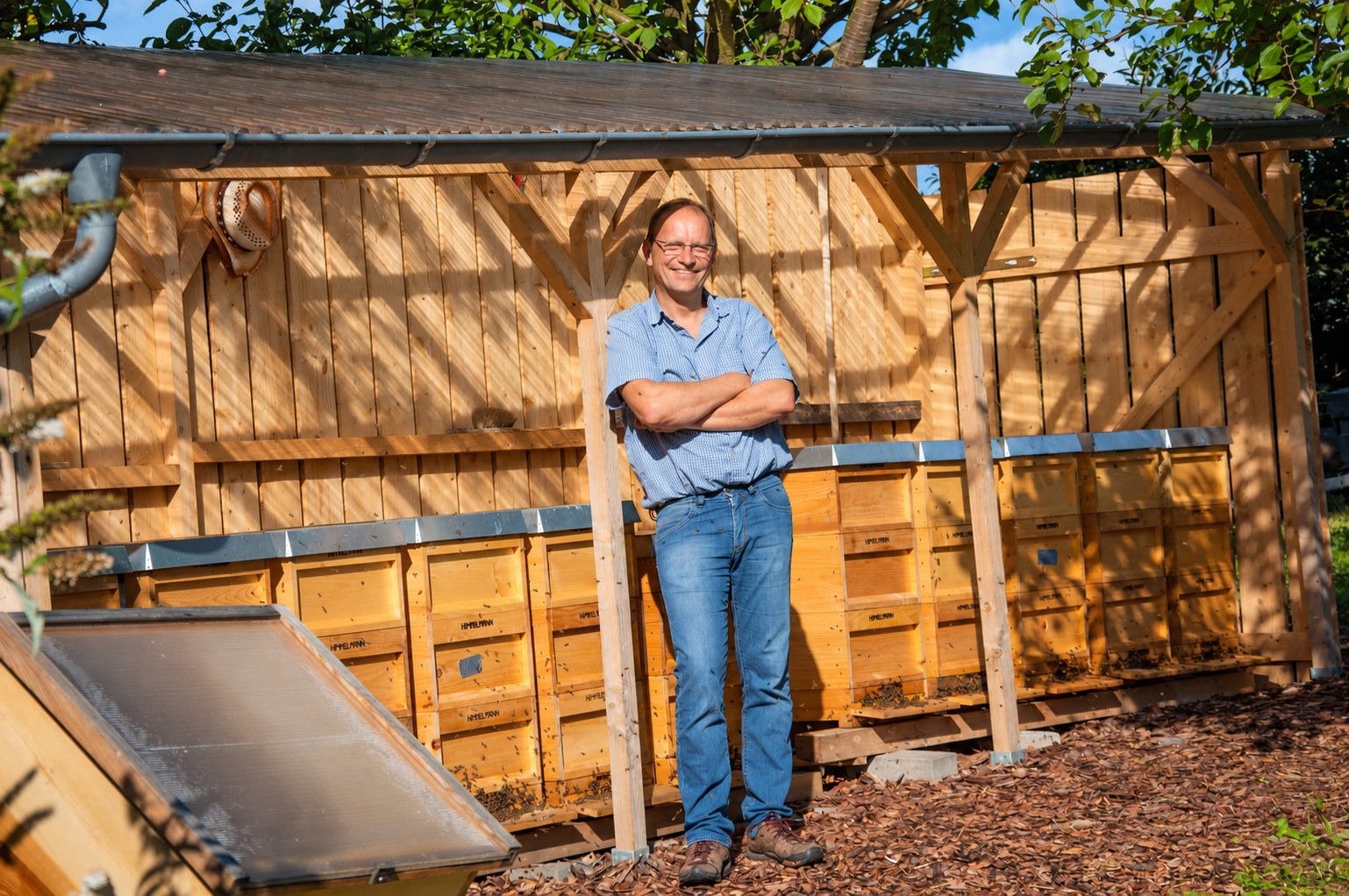 Markus Himmelmann vor den Bienenstöcken der Imkerei Himmelmann in Gauangelloch